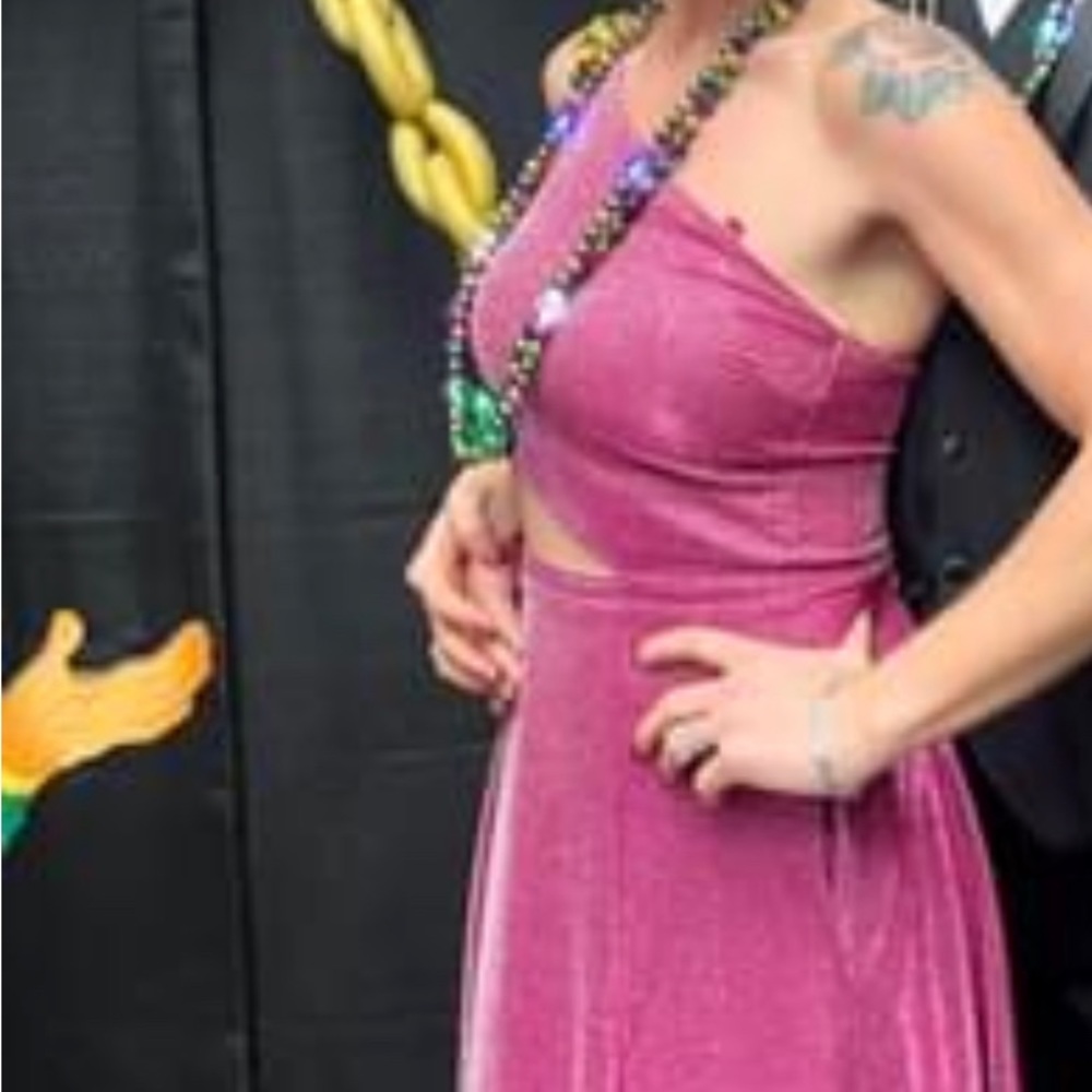 City Vibes magenta formal gown - Picture 5 of 10
